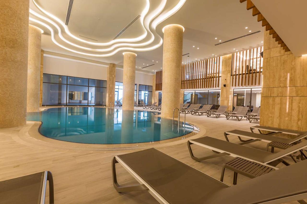 Radisson Blu Hotel Trabzon Esterno foto The swimming pool at the hotel