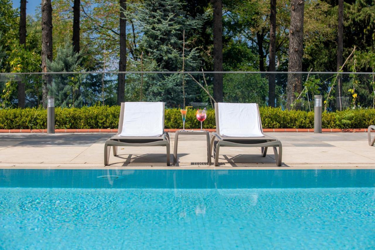 Radisson Blu Hotel Trabzon Esterno foto The swimming pool at the hotel
