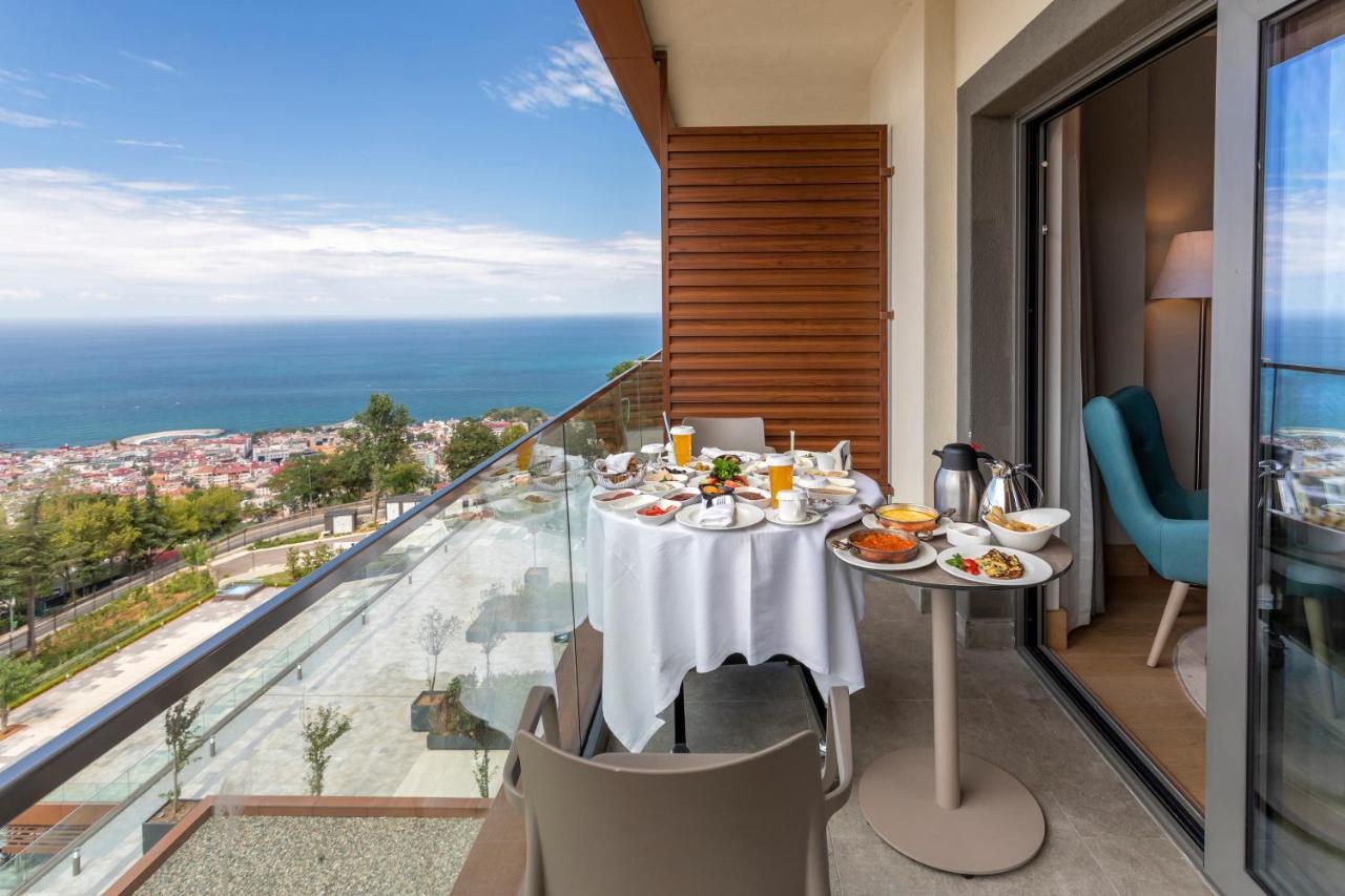 Radisson Blu Hotel Trabzon Esterno foto A balcony at the hotel