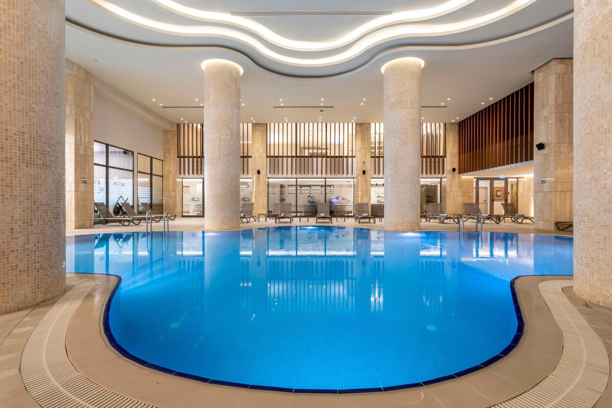 Radisson Blu Hotel Trabzon Esterno foto The swimming pool at the hotel