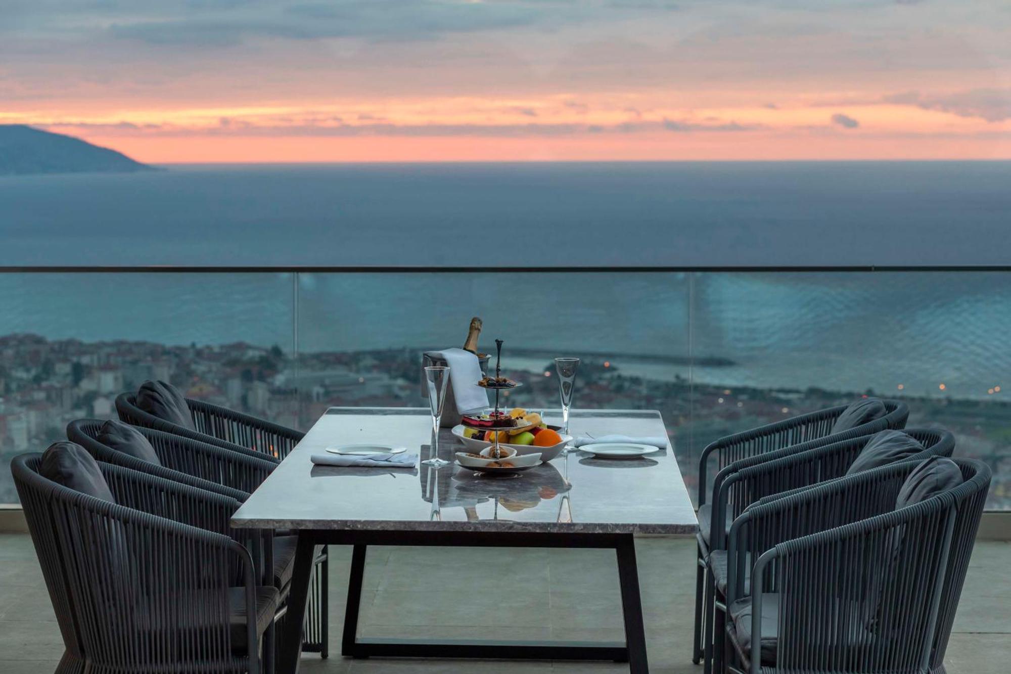 Radisson Blu Hotel Trabzon Esterno foto View from the hotel