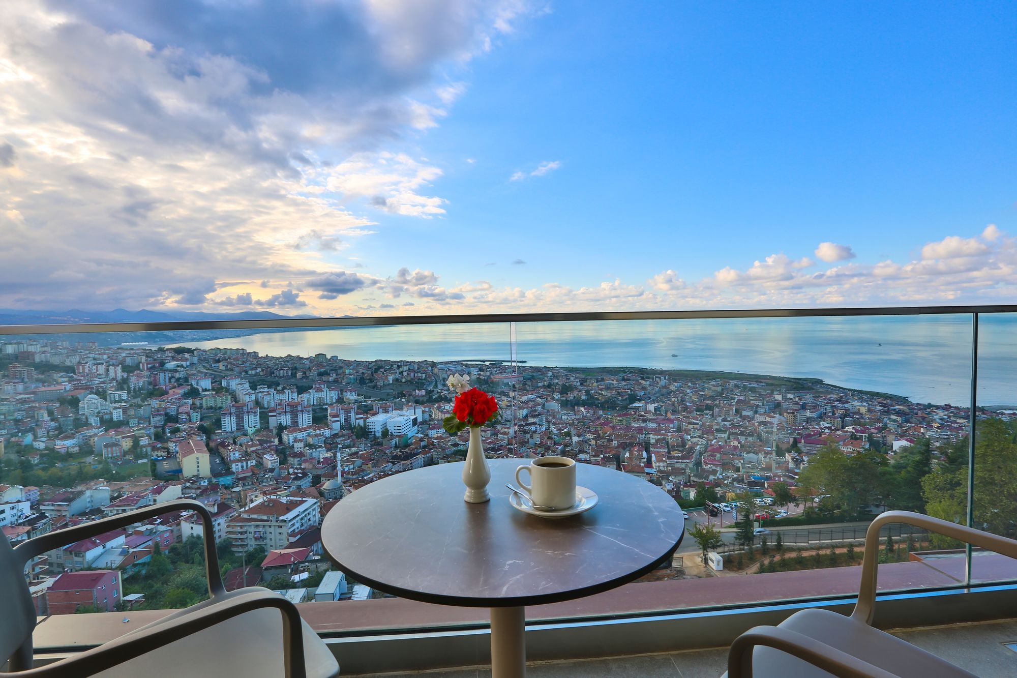 Radisson Blu Hotel Trabzon Esterno foto View of the Gulf of İzmit from the restaurant